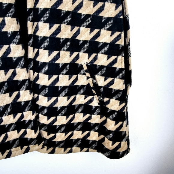 Tahari Neutral Houndstooth Fleece Poncho NWT - Picture 11 of 15